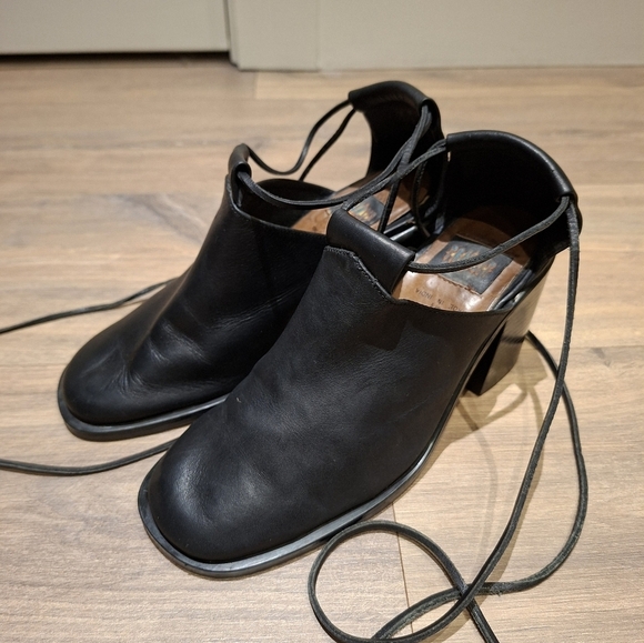 Transit Shoes - Transit Women's 90's Black Leather "Mary Jane" Lace-up Shoes (Size EU 37.5/US 7)
